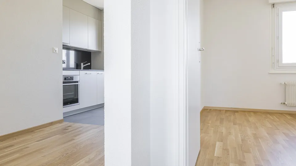 Cuisine et dégagement d'un appartement de l'immeuble Béthusy après reprise des murs, plafonds et sols